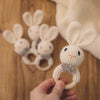 Una persona sosteniendo un juguete de conejo tejido a crochet, un punto de cruz de Relja Penezic, presentado en CG Society, ensamblaje, hecho de cuentas y lana, patrón repetitivo, Behance HD.