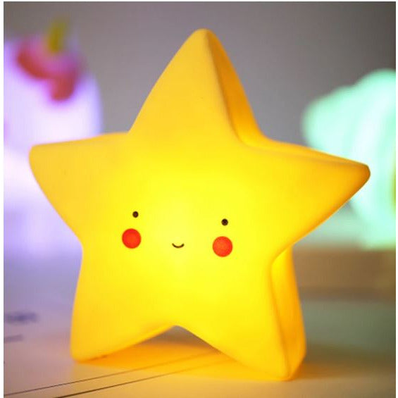 Una luz de noche en forma de estrella amarilla sentada en la parte superior de una mesa, una foto de stock de Muqi, tendencia en Shutterstock, luz y espacio, luces brillantes, alegres, foto de stock.