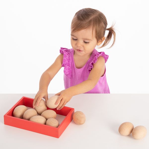 Una pequeña niña que está parada delante de una caja de huevos, una foto de stock de Karl Gerstner, tendencia en Shutterstock, precisionismo, foto de stock, foto de stock, trazado de rayos.