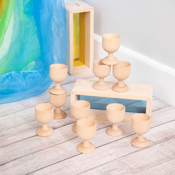 Una agrupación de velas de madera sentadas encima de una mesa de madera, una escultura abstracta por Louise Abbéma, destacada en dribble, movimiento de artes y oficios, trazado de rayos, trazado de vray, ortogonal.
