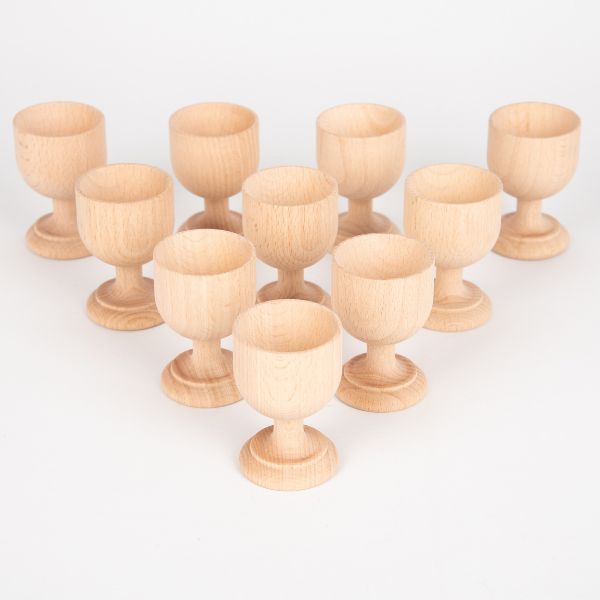 Un grupo de copas de madera sentadas una encima de la otra, un render 3D de Karl Gerstner, destacado en dribble, precisionismo, profundidad de campo superficial, trazado de rayos, ortogonal.
