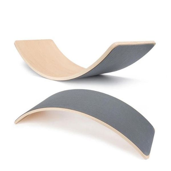 Una pareja de estantes de madera curva sentados uno encima del otro, una escultura abstracta por Isamu Noguchi, en tendencia en Pinterest, panfuturismo, ortogonal, paralaje, angular.