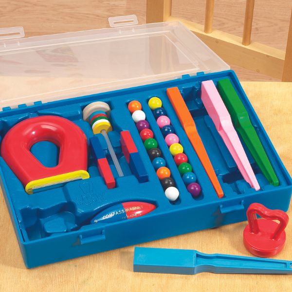 Una caja de plástico azul llena de muchos juguetes, un rompecabezas de Bauhaus, ganador del concurso de Pinterest, ensamblaje, skeuomorfo, furaffinity, arte académico.