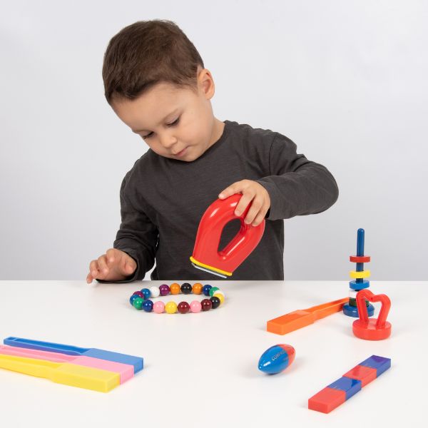 Un joven niño jugando con juguetes en una mesa, una escultura abstracta por Rube Goldberg, presentada en CG Society, arte cinético, Adafruit, ortogonal, composición dinámica.