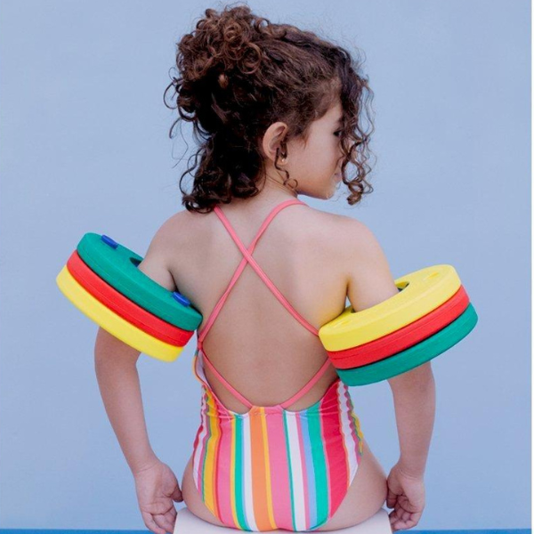 Una niña pequeña con un bañador de colores, un rompecabezas de Keren Katz, ganador de un concurso de Instagram, plasticien, arte en Instagram, hecho de goma, hecho de plástico.
