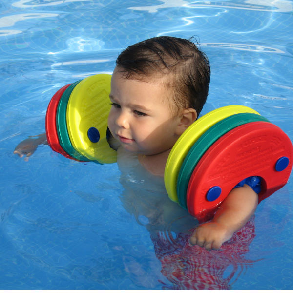 Una bebé en una piscina con un frisbee, una foto de stock por Anne Geddes, destacada en Shutterstock, plasticien, foto de stock, foto de stock, seapunk