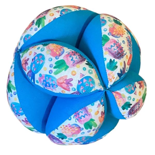 Una pelota colorida con un lazo azul alrededor, una escultura abstracta por Elizabeth Murray, ganador del concurso de Reddit, movimiento de artes y oficios, hecha de flores, patrón repetitivo, trypophobia.