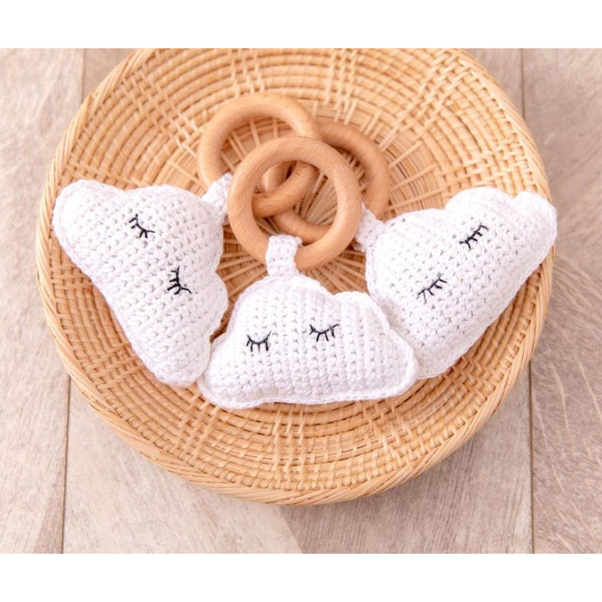 Dos zapatos para bebé tejidos a crochet y una pretzel en una cesta de mimbre, una punto de cruz por Yuko Tatsushima, ganador del concurso de Pinterest, arte de la red, hecho de cuentas y hilo, ganador del concurso, foto de stock.