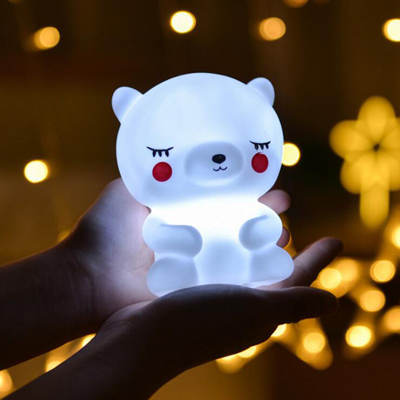 Una mano sosteniendo un pequeño oso de peluche blanco, una holografía de Zhou Wenjing, presentada en dribble, movimiento kitsch, luces brillantes, luz parpadeante, luz de borde.
