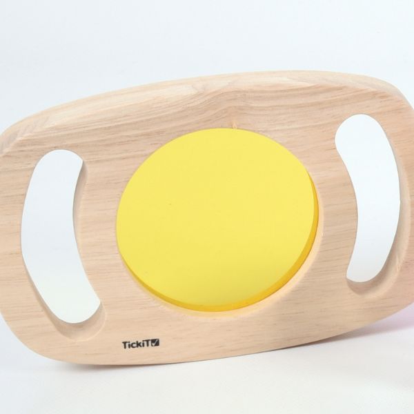 Un juguete de madera con un círculo amarillo en él, una escultura abstracta por Toyen, destacada en dribble, movimiento kitsch, luz parpadeante, luz de estudio, retroiluminación.