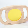 Un juguete de madera con un círculo amarillo en él, una escultura abstracta por Toyen, destacada en dribble, movimiento kitsch, luz parpadeante, luz de estudio, retroiluminación.