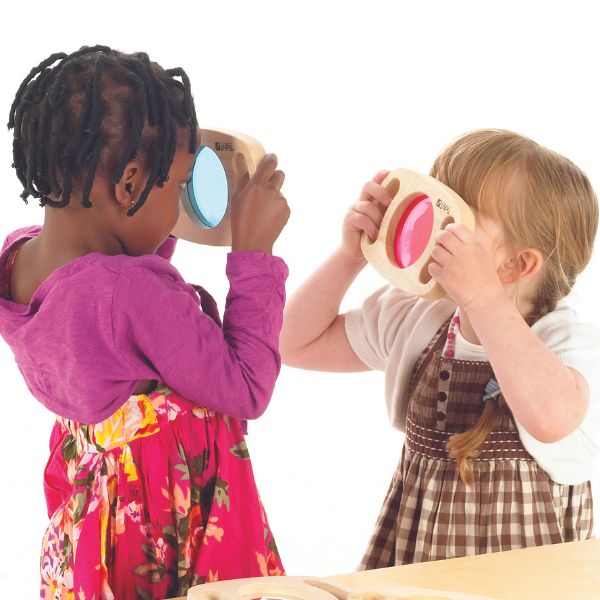 Dos niñas pequeñas mirando a través de prismáticos la una a la otra, una foto de stock de Margaret Geddes, ganadora del concurso de Shutterstock, Escuela de Barbizon, fotografía de estudio, lente telefoto, hecho de cartón.