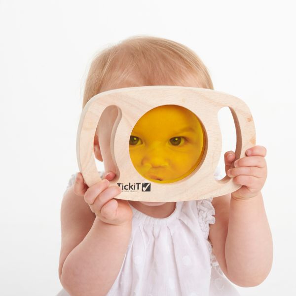 Una bebé sosteniendo un juguete de madera con una cara amarilla, una foto de stock por Anne Geddes, ganadora del concurso de Behance, arte conceptual, fotografía de estudio, Behance HD, filtro anaglifo.