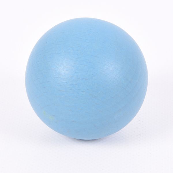 Una pelota azul sentada en la parte superior de una mesa blanca, una foto de stock de Wu Wei, Behance, precisionismo, fotografía de estudio, trazado de Vray, hecha de goma.