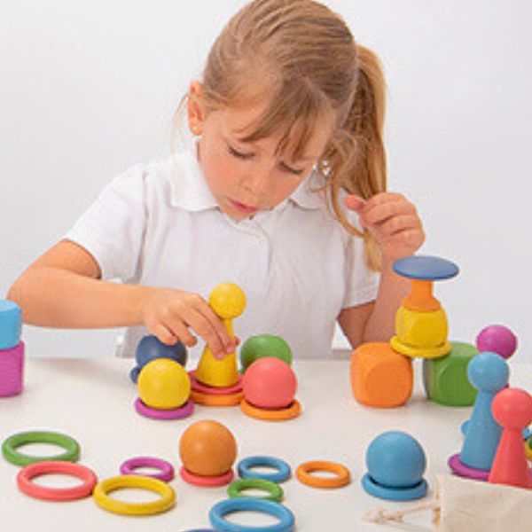 Una niña pequeña jugando con juguetes en una mesa, una escultura abstracta de Keos Masons, destacada en dribble, plasticien, stockphoto, hecha de goma, foto de stock.