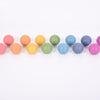 Una fila de bolas coloridas sobre un fondo blanco, una foto de stock por Huang Ding, destacada en dribble, precisión, trazado de vray, trazado de rayos, profundidad de campo poco profunda.