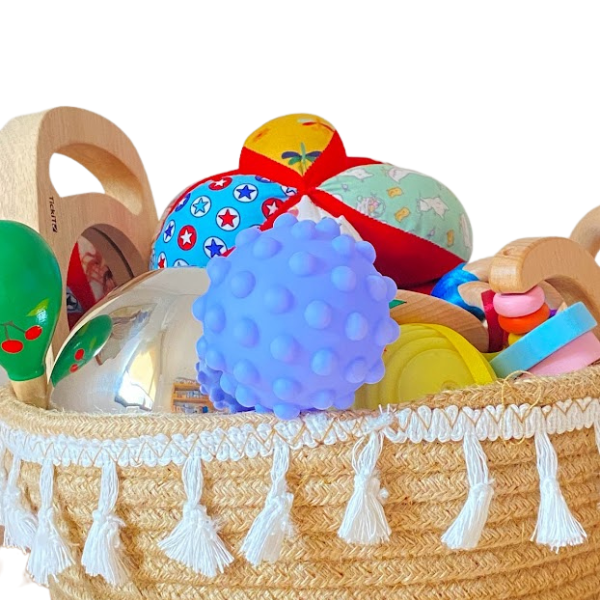 Una cesta llena de muchos juguetes encima de una mesa, una foto de stock de Rube Goldberg, destacada en dribble, movimiento de artes y artesanías, furaffinity, foto de stock, foto de stock.