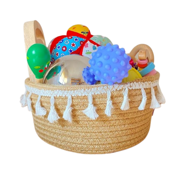 Una cesta llena de juguetes en un fondo blanco, una renderización 3D de Raphaelle Peale, ganadora del concurso de Pinterest, arte en la red, hecha de cuentas y hilo, renderización basada en físicas, vray.