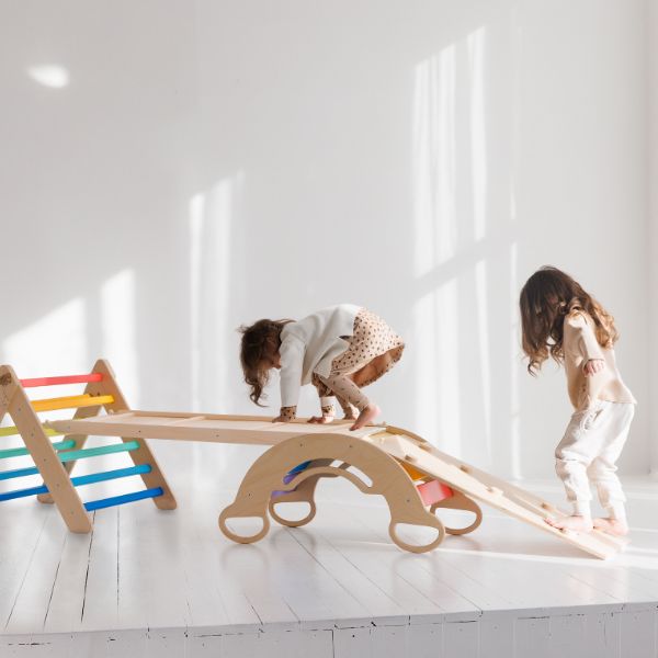 Dos pequeñas niñas jugando en un tobogán de madera, una escultura abstracta de Louisa Puller, presentada en cg society, arte cinético, behance hd, atribución de Creative Commons, trazado de rayos.