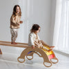 Dos niñas pequeñas jugando en un banco de madera, una escultura abstracta de Ottilie Maclaren Wallace, destacada en dribble, arte cinético, behance hd, composición dinámica, atribución de Creative Commons.