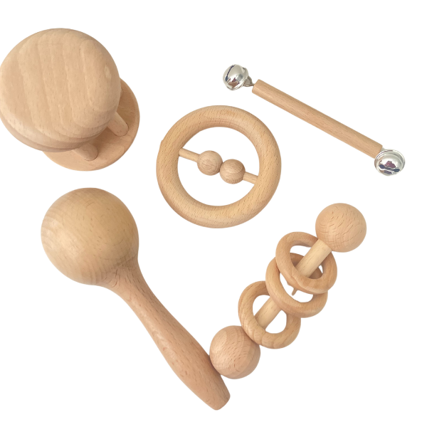 Un conjunto de juguetes de madera que incluyen un cascabel, anillo y cuentas, un rompecabezas de Toyen, ganador de concurso de Reddit, precisionismo, skeuomórfico, renderizado basado en la física y cinético.
